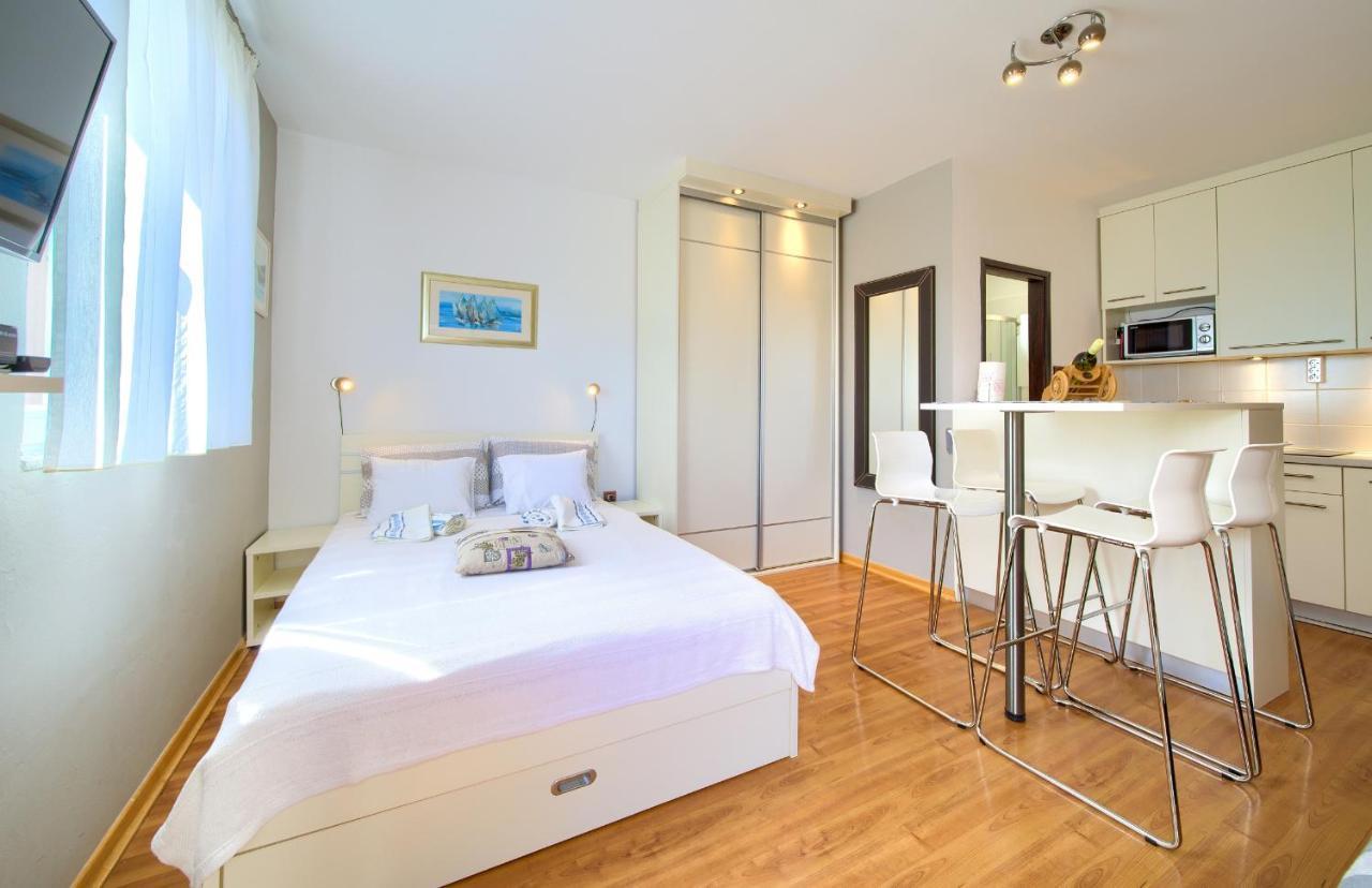 Studio Apartment Vesna Krk Town Exteriör bild