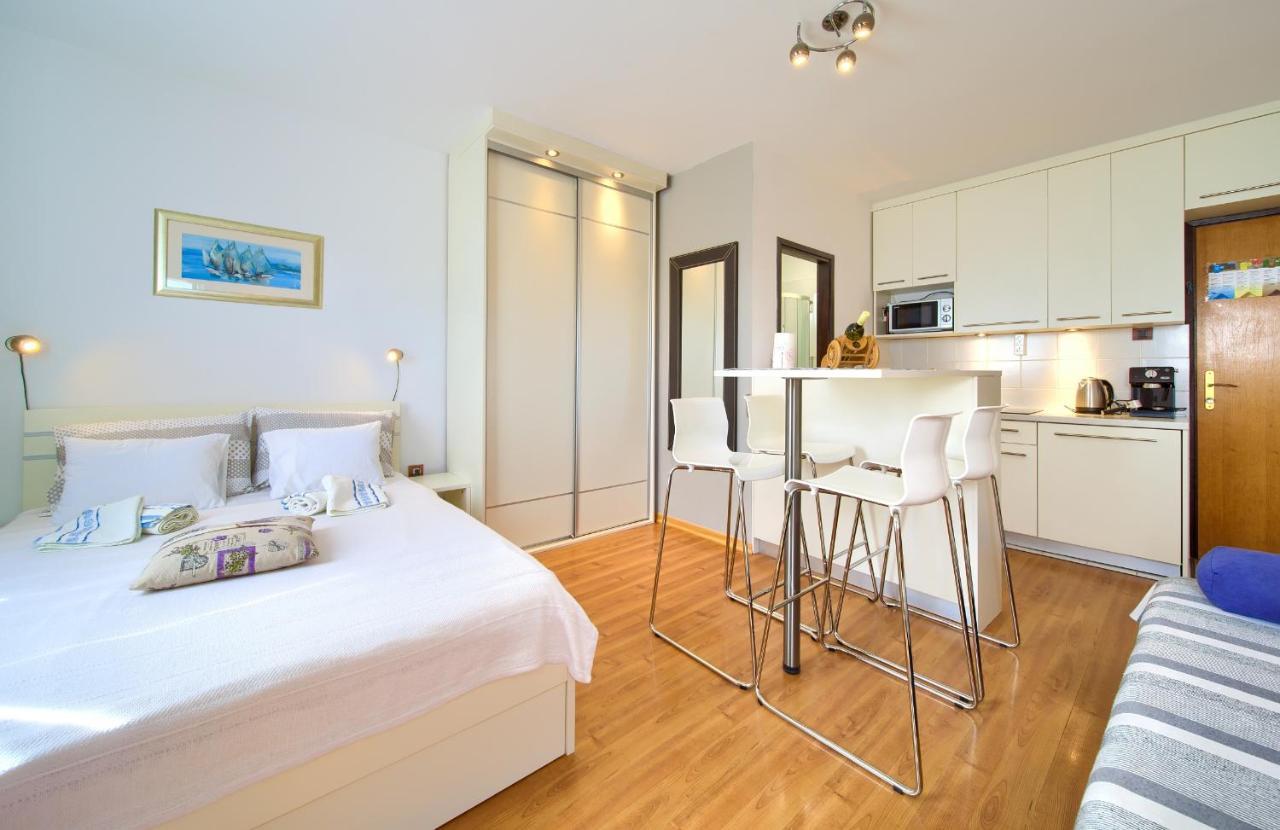 Studio Apartment Vesna Krk Town Exteriör bild