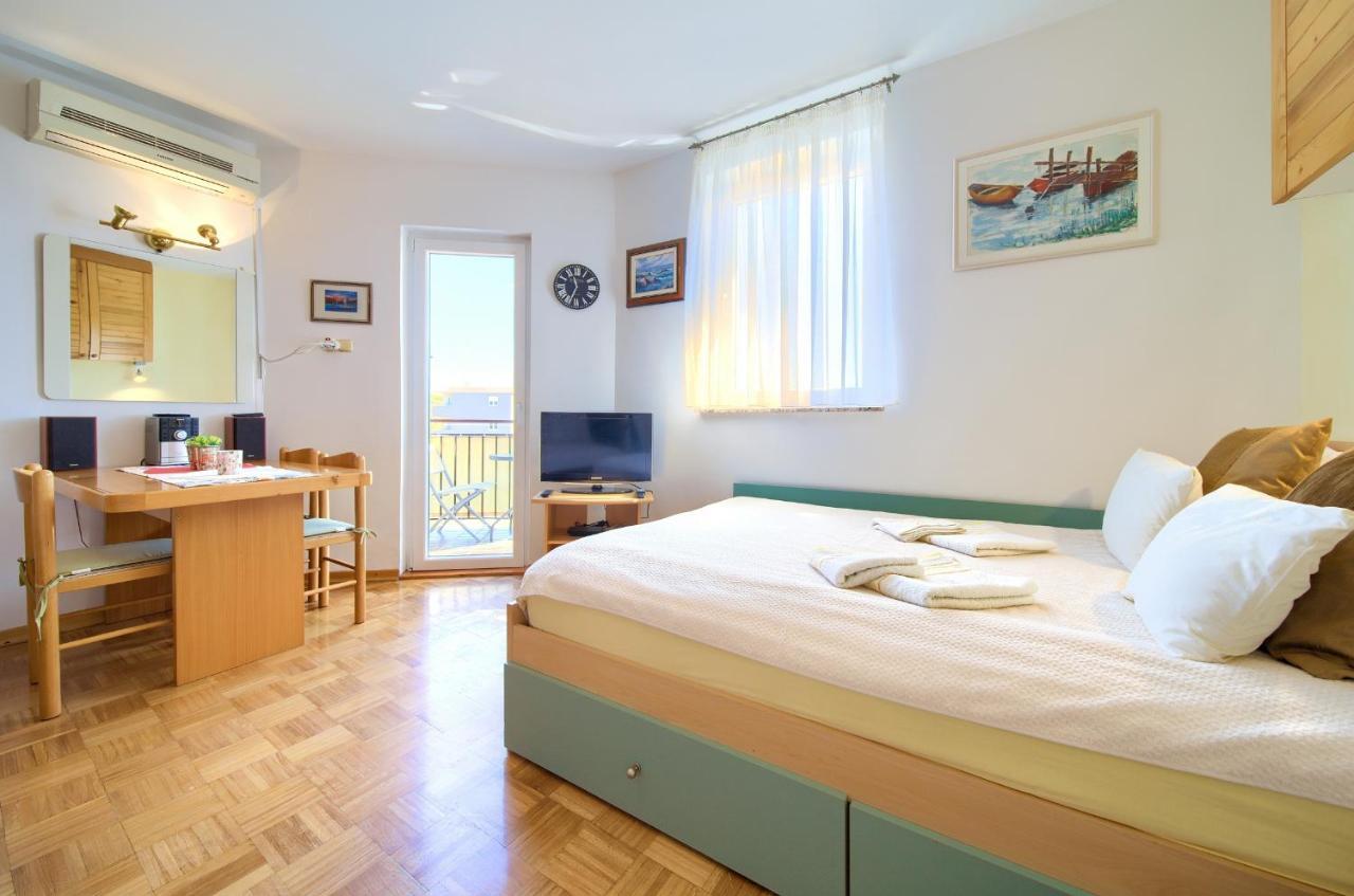 Studio Apartment Vesna Krk Town Exteriör bild