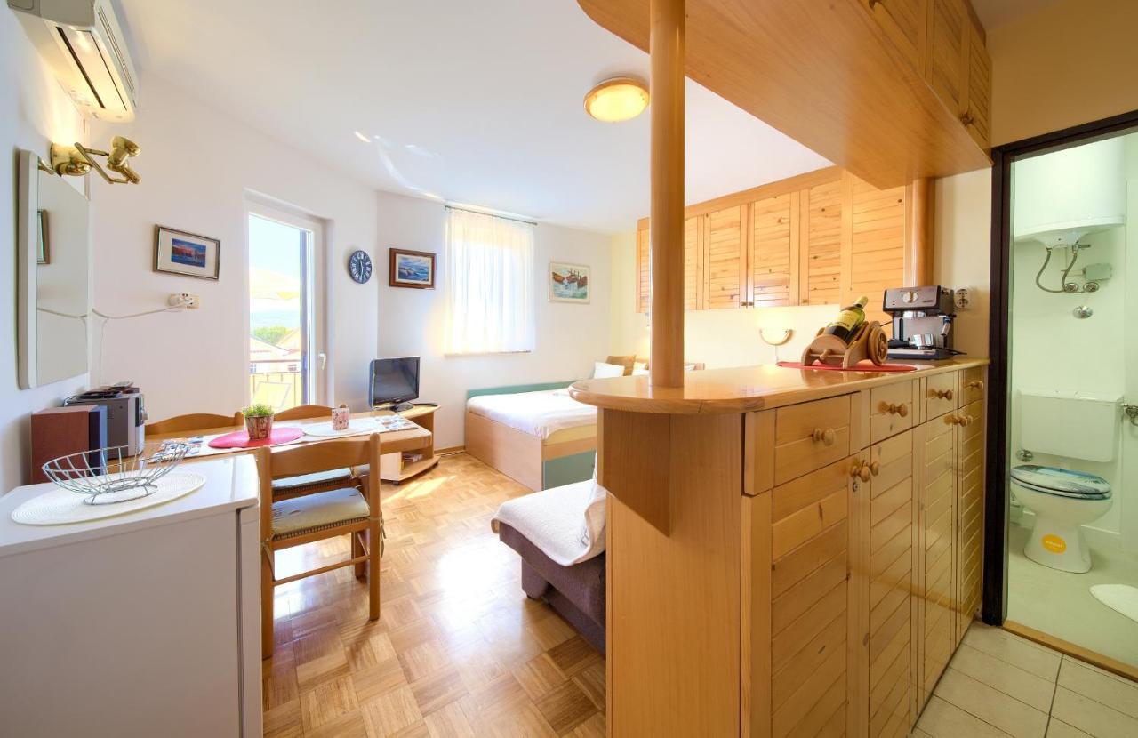 Studio Apartment Vesna Krk Town Exteriör bild