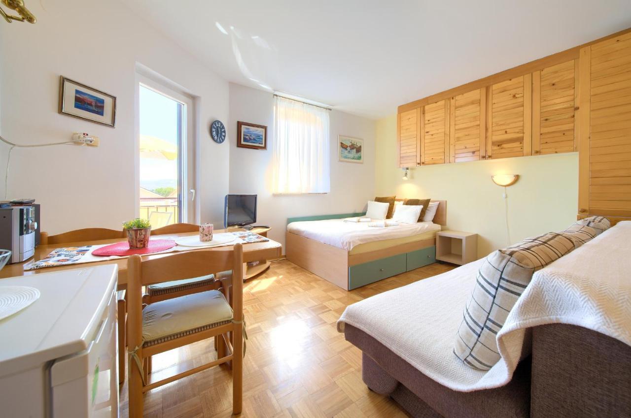 Studio Apartment Vesna Krk Town Exteriör bild
