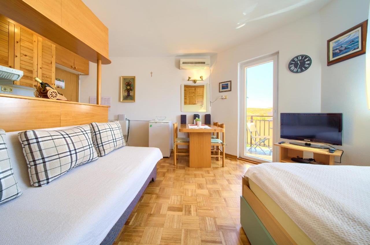 Studio Apartment Vesna Krk Town Exteriör bild