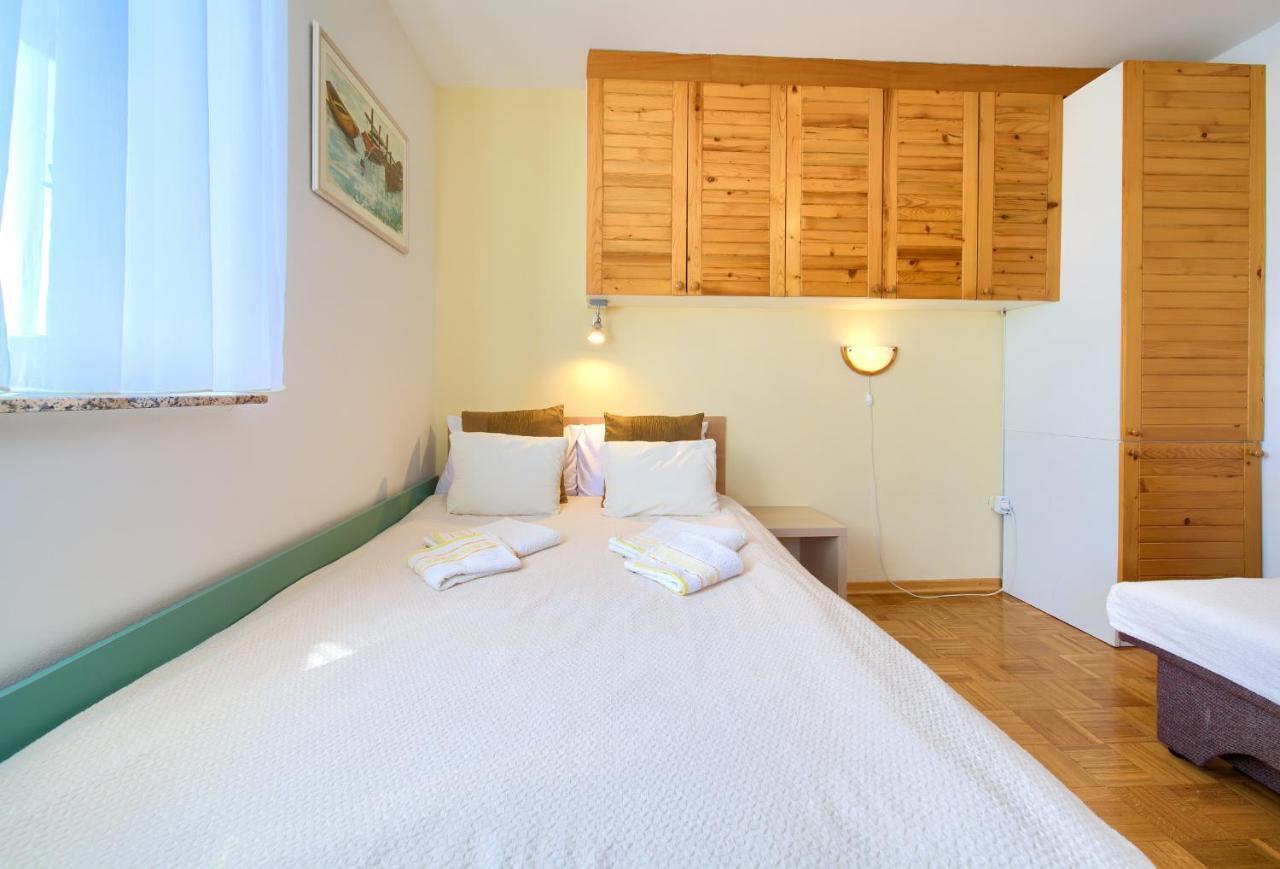 Studio Apartment Vesna Krk Town Exteriör bild